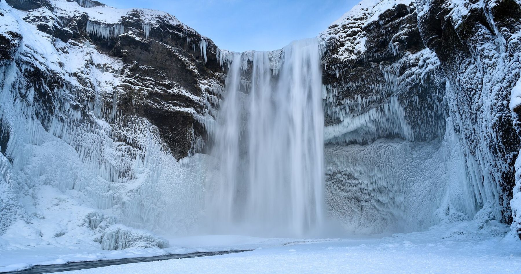 Cascate e spiagge nere della costa sud, Islanda in inverno
